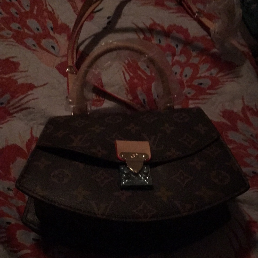 Designer Inspired crossbody. Very cute very stylish.
